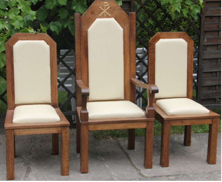Fotel celebransa, 2 fotele asysty po obu bokach – wzór „Piast”, dowolna tkanina i kolor wybarwieni